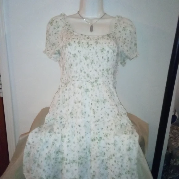 Floral Puff Sleeve Dress Size Medium Necklace Comes With Dress - Picture 1 of 5